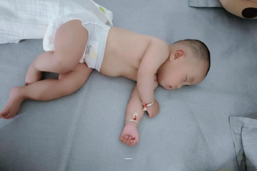 伊犁几个月宝宝会抬头